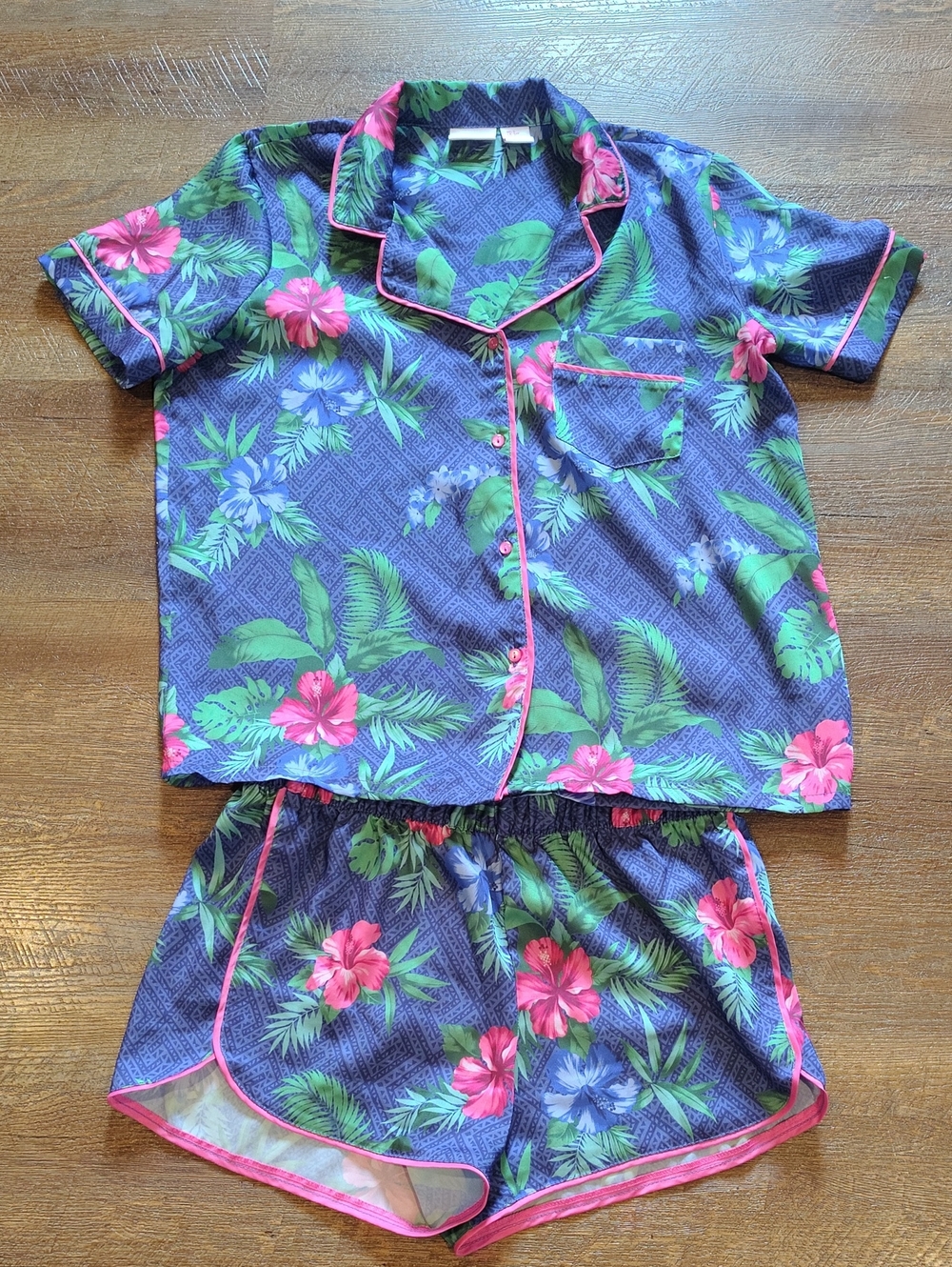 Tommy Bahama Women's Small Blue Floral Short Pajama Set‎ with Pink Trim